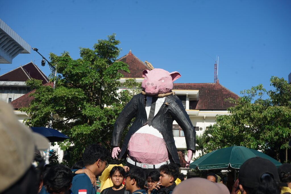 Maskot aksi demo hari buruh yang berbentuk babi diletakkan di titik aksi, Kantor Gubernur Jawa Tengah, Jumat (01/05/2026) [Tia/BP2M]
