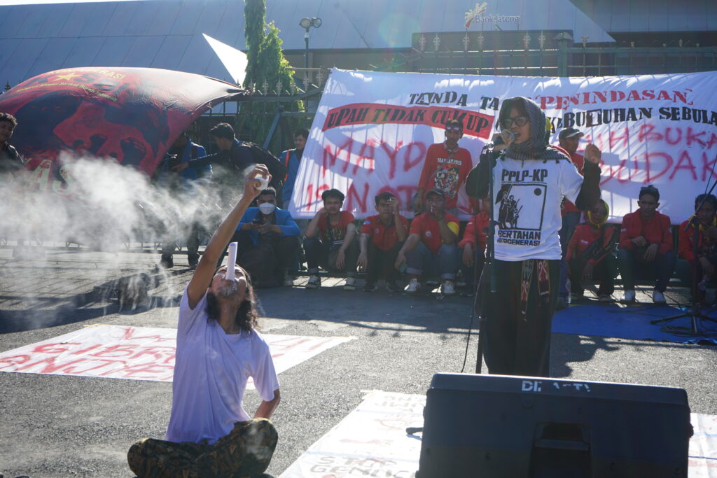 Sekelompok buruh menampilkan musikalisasi puisi di depan Kantor Gubernur Jawa Tengah sebagai media penyampaian ekspresi keresahan buruh, Jumat (01/05/2026) [Tia/BP2M]