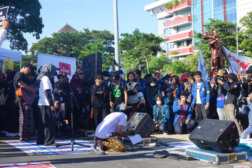 Massa aksi hari buruh menonton musikalisasi puisi di depan Kantor Gubernur Jawa Tengah, Jumat (01/05/2026) [Tia/BP2M]