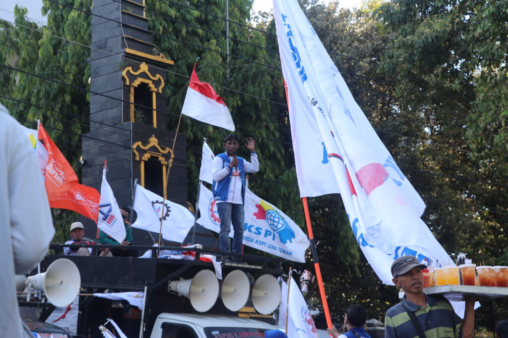 Salah satu buruh dari Konfederasi Serikat Pekerja Indonesia (KSPI) menyampaikan orasi di depan gedung Dewan Perwakilan Rakyat Daerah (DPRD), Jumat (01/05/2026) [Abdul/BP2M]