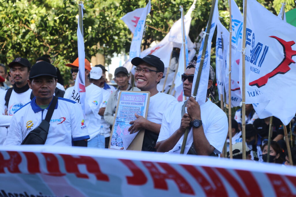 Massa aksi buruh dari Federasi Serikat Pekerja Metal Indonesia (FSPMI) membawa lembaran yang berisi tuntutan  di depan Kantor Dewan Perwakilan Rakyat Daerah (DPRD), Jumat (01/05/2026) [Abdul/BP2M]
