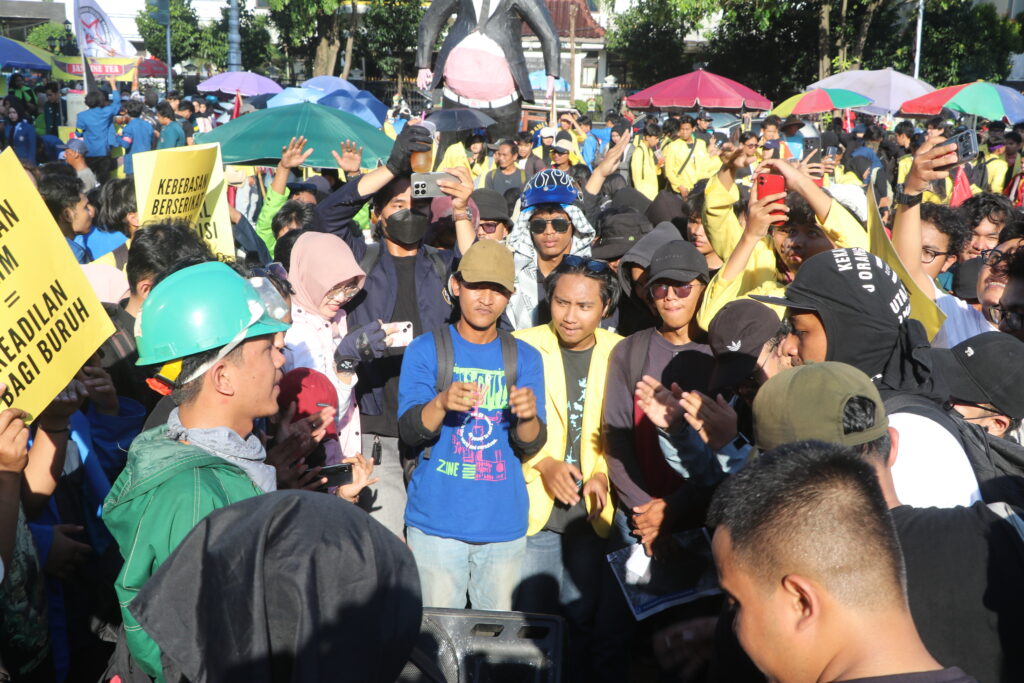 Massa aksi yang sedang bersiap untuk bernyanyi dan berjoget bersama, Jumat (01/05/2026) [Abdul/BP2M]