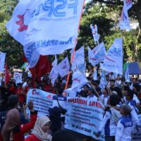 Puluhan anggota aliansi buruh jawa tengah lakukan aksi di depan Kantor Gubernur Jawa Tengah, Jumat (1/5/2026) [Abdul/BP2M]