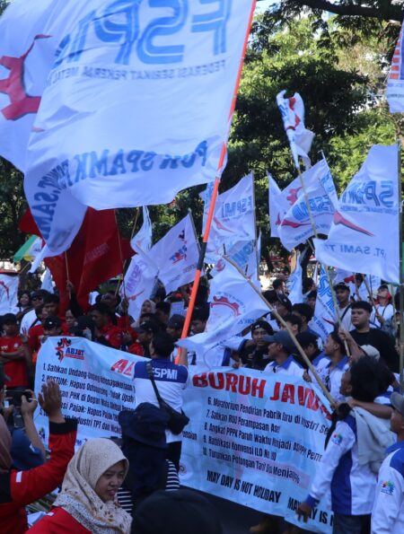 Puluhan anggota aliansi buruh jawa tengah lakukan aksi di depan Kantor Gubernur Jawa Tengah, Jumat (1/5/2026) [Abdul/BP2M]