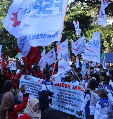 Puluhan anggota aliansi buruh jawa tengah lakukan aksi di depan Kantor Gubernur Jawa Tengah, Jumat (1/5/2026) [Abdul/BP2M]