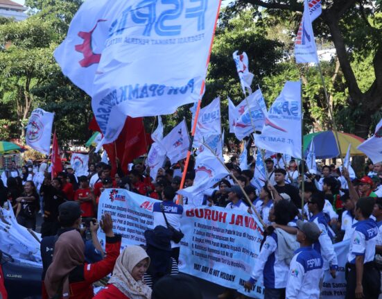 Puluhan anggota aliansi buruh jawa tengah lakukan aksi di depan Kantor Gubernur Jawa Tengah, Jumat (1/5/2026) [Abdul/BP2M]