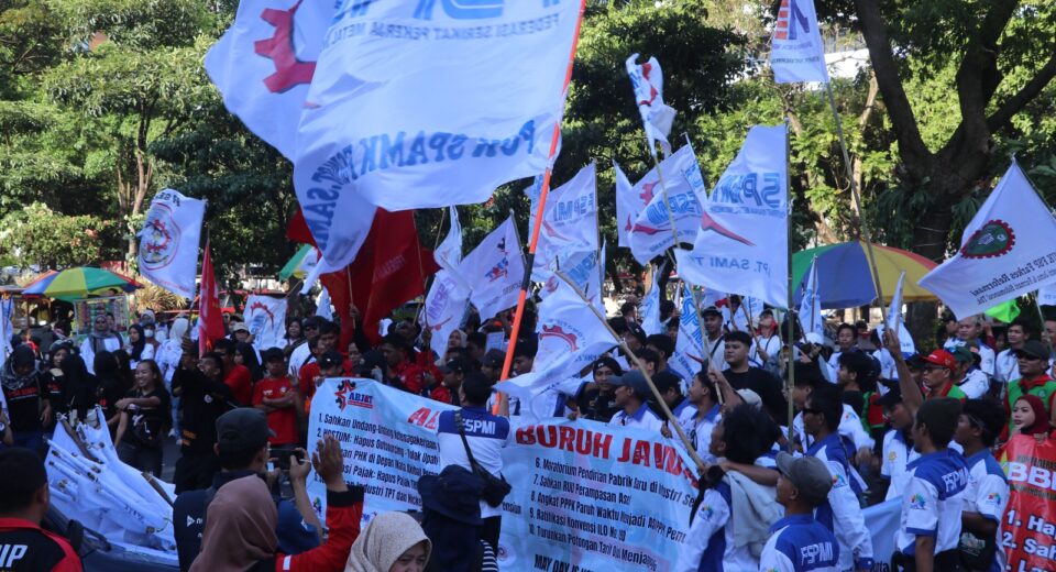 Puluhan anggota aliansi buruh jawa tengah lakukan aksi di depan Kantor Gubernur Jawa Tengah, Jumat (1/5/2026) [Abdul/BP2M]