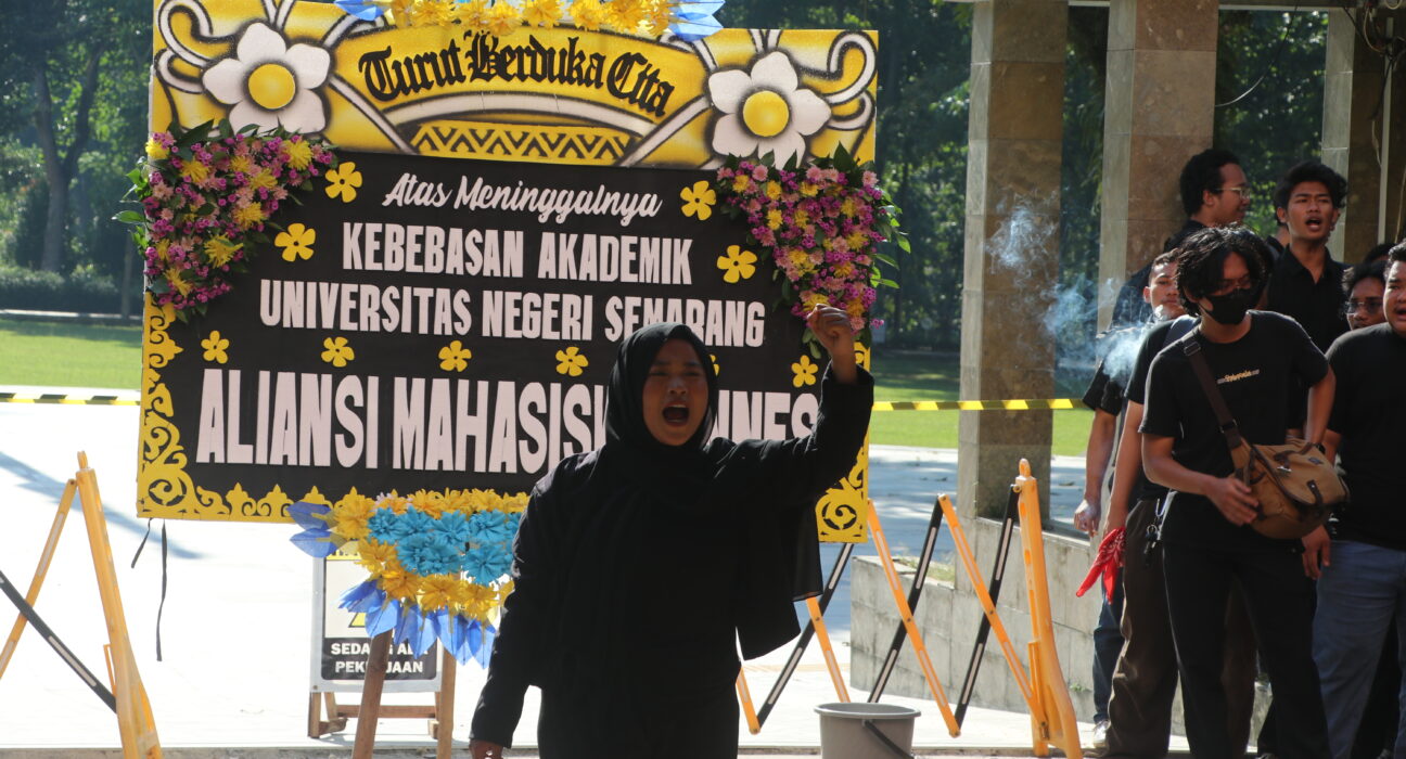Presiden Mahasiswa Universitas Negeri Semarang menyampaikan orasi di depan Gedung Rektorat pada Jumat, (5/6/2026). [BP2M/Haidar Ali]