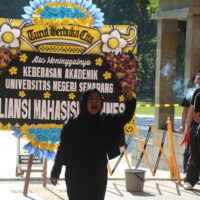 Presiden Mahasiswa Universitas Negeri Semarang menyampaikan orasi di depan Gedung Rektorat pada Jumat, (5/6/2026). [BP2M/Haidar Ali]