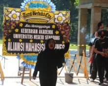 Presiden Mahasiswa Universitas Negeri Semarang menyampaikan orasi di depan Gedung Rektorat pada Jumat, (5/6/2026). [BP2M/Haidar Ali]