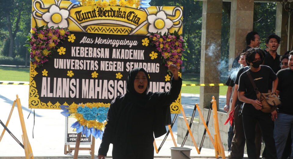 Presiden Mahasiswa Universitas Negeri Semarang menyampaikan orasi di depan Gedung Rektorat pada Jumat, (5/6/2026). [BP2M/Haidar Ali]