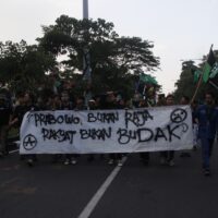 Peserta demo berjalan membawa banner yang berisi kritik mereka terhadap Pemerintah, Senin, (15/06/2026) [Rayhan/Magang BP2M]