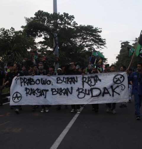 Peserta demo berjalan membawa banner yang berisi kritik mereka terhadap Pemerintah, Senin, (15/06/2026) [Rayhan/Magang BP2M]